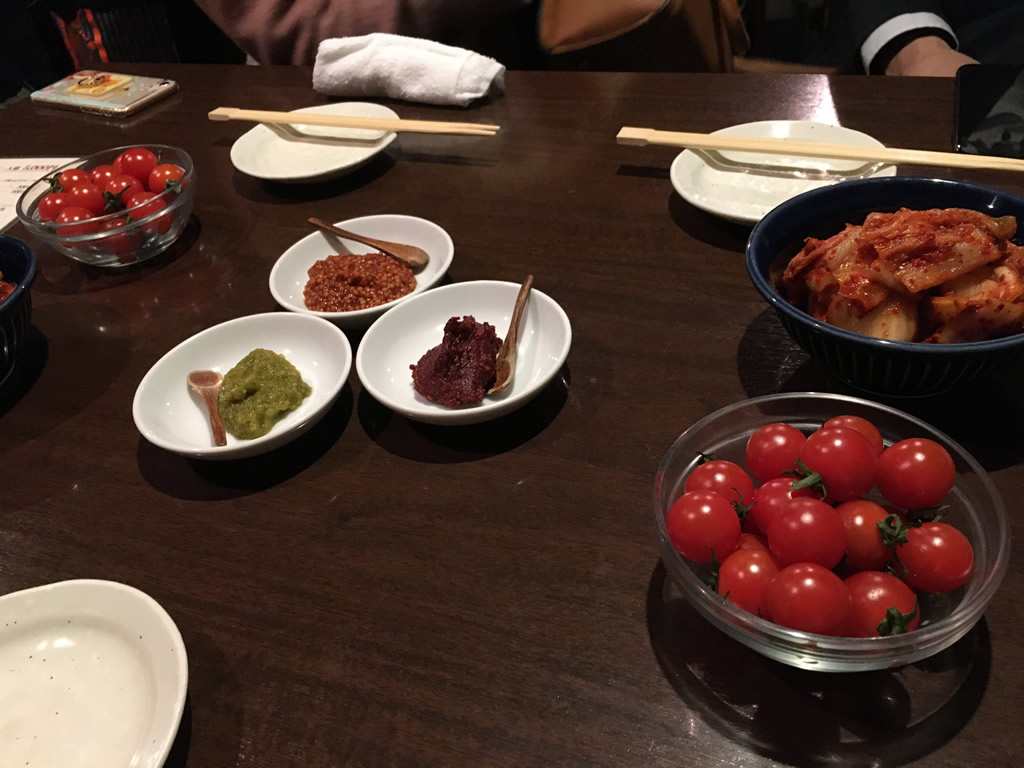 お肉の薬味＆トマト＆キムチ - 肉山