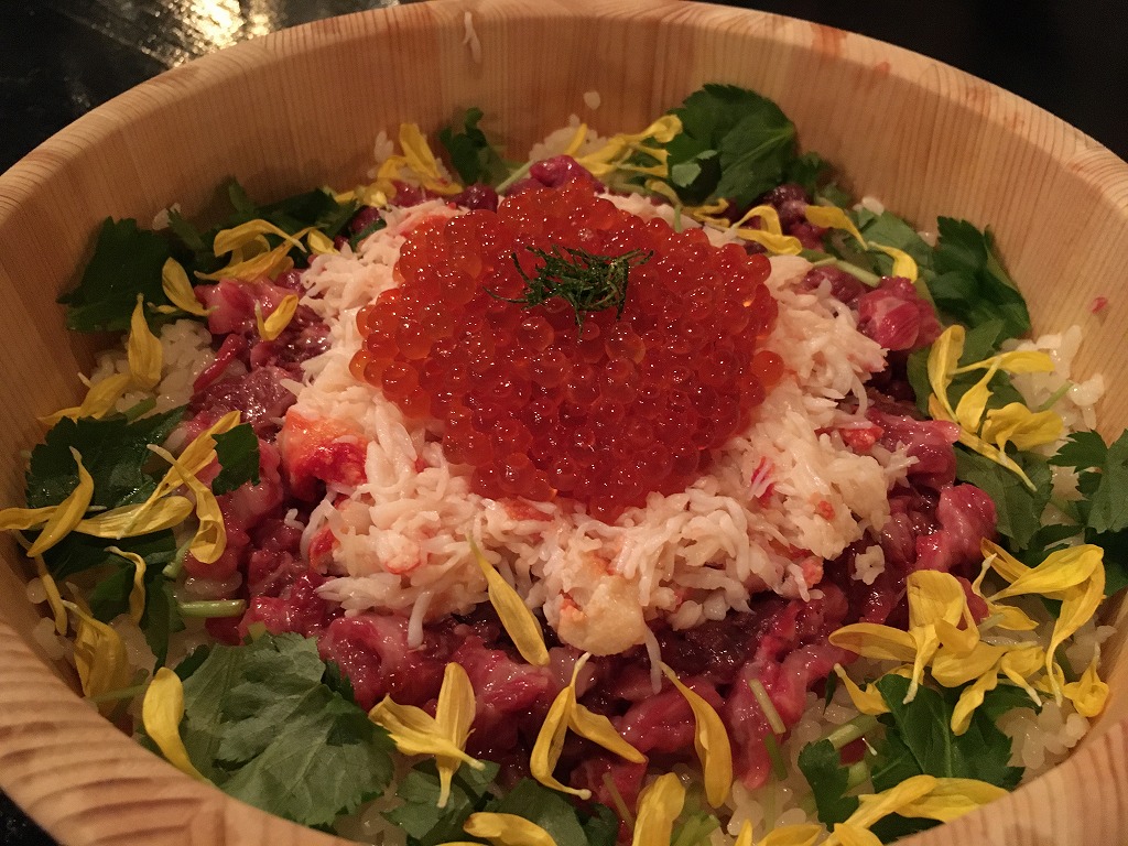 生馬肉と蟹とイクラのチラシ寿司 - ローストホース
