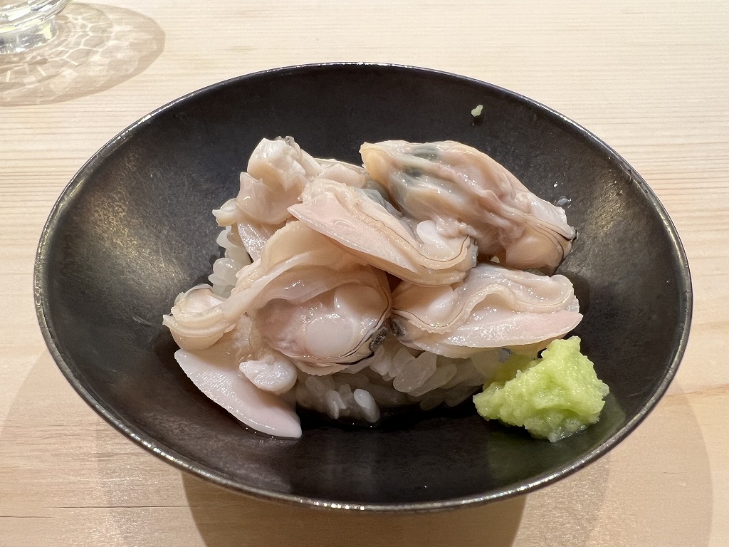 豆蛤(ハマグリ)とシャリ(九十九里産) - 鮨 なんば