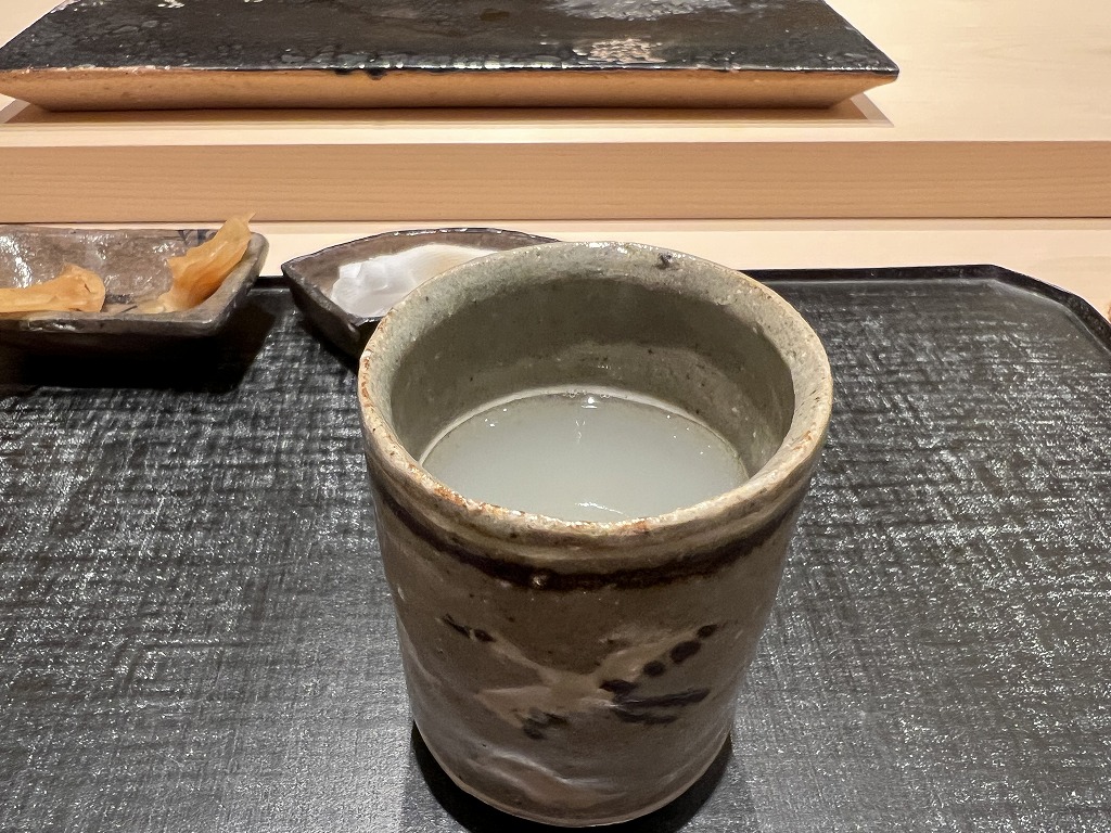 あさり&しじみ&トリガイの紐の出汁のお椀 - 鮨 くろ﨑