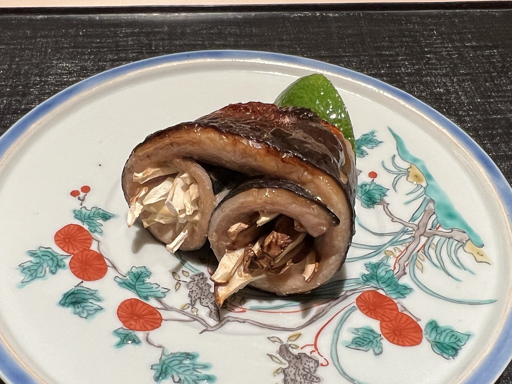 マツタケの秋刀魚巻き(肝ソース) - 鮨 くろ﨑