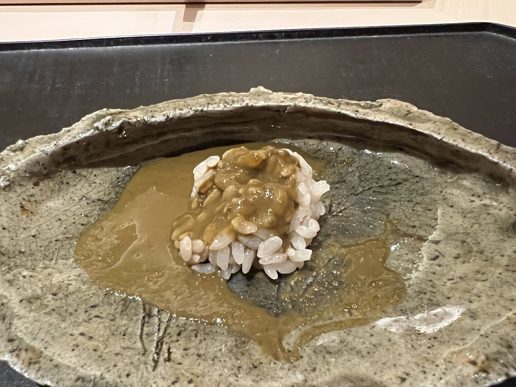 アワビの肝ソースにシャリ玉 - 鮨 くろ﨑