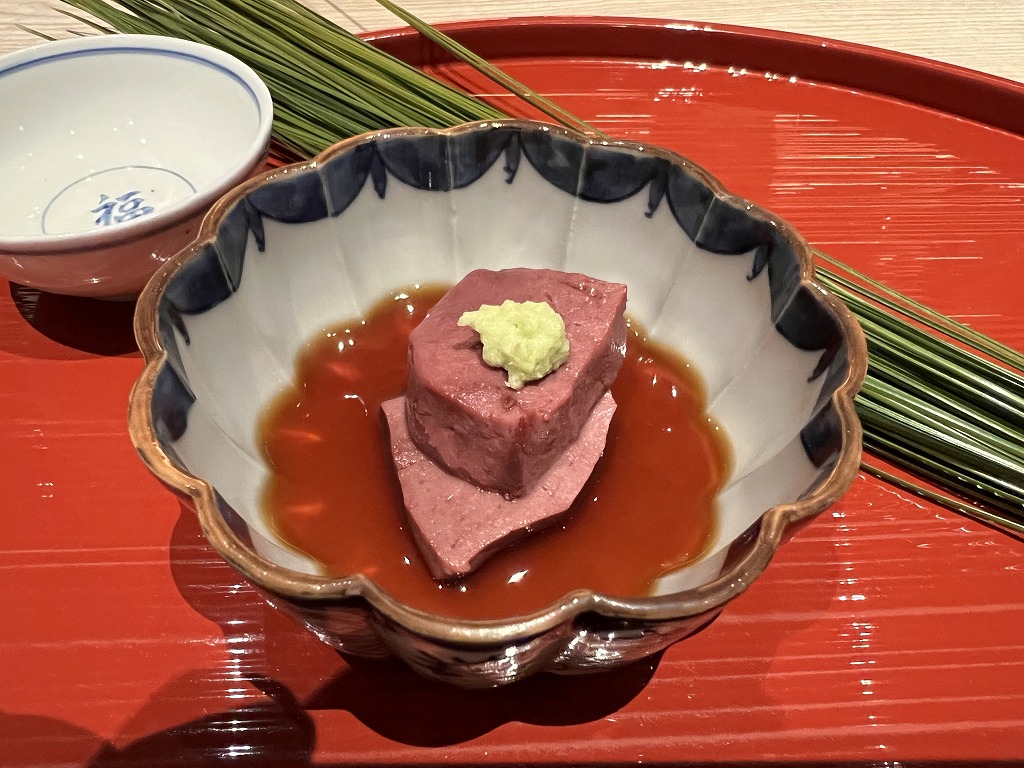 但馬牛の肝(レバー)(じっくり炊いてある) ＆ 日本酒 - 肉屋 田中